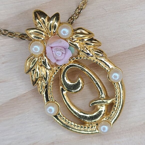 Vtg Avon Gold-Tone Monogram Q Pendant Necklace Pearls & Pink Rose Floral 18" - Picture 7 of 12